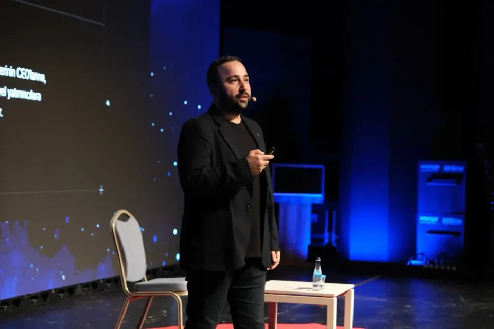 Kaan Gülten sahnede